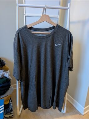 Nike Men's Charcoal Gray Short Sleeve Athletic Tee